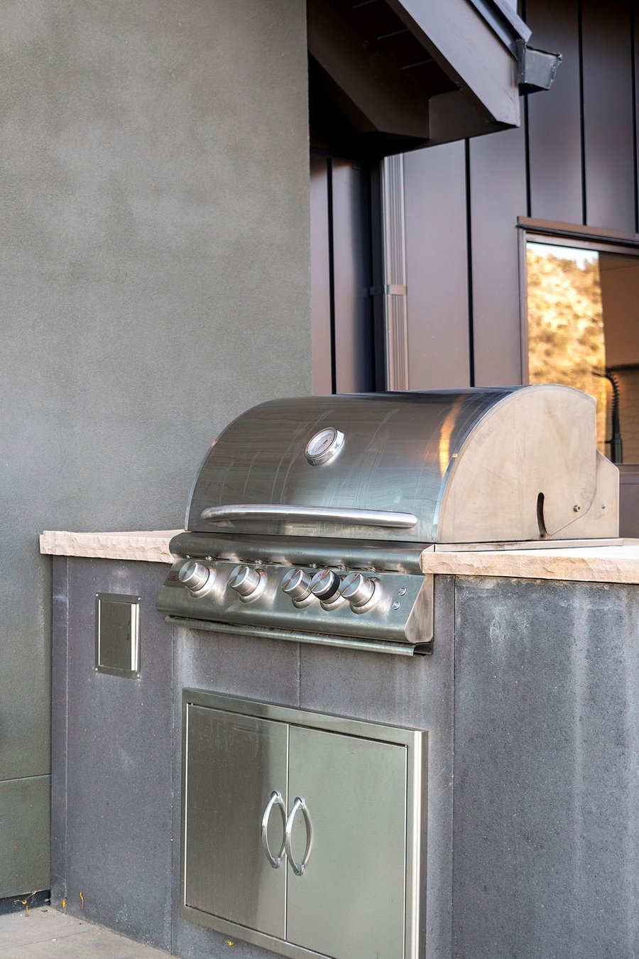 Built-in outdoor grill